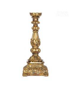 Dekor Deluxe bogato okrašen svečnik v zlati barvi z baročnimi reliefnimi ornamenti iz umetne mase.