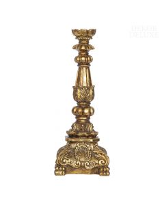 Dekor Deluxe bogato okrašen svečnik z reliefnimi ornamenti v zlati barvi.