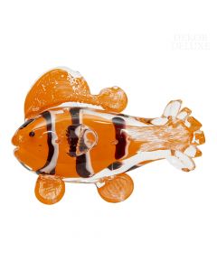 Dekor Deluxe figura oranžne ribe s črno belimi progami.