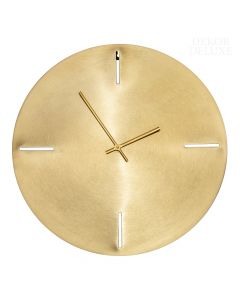 Dekor Deluxe okrogla kovinska ura minimalističnega izgleda zlate barve z izrezanimi oznakami in temnimi kazalci.