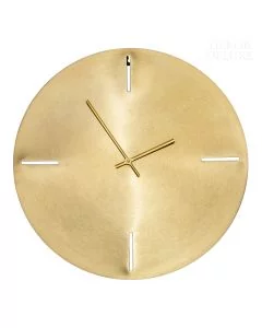 Dekor Deluxe okrogla kovinska ura minimalističnega izgleda zlate barve z izrezanimi oznakami in temnimi kazalci.