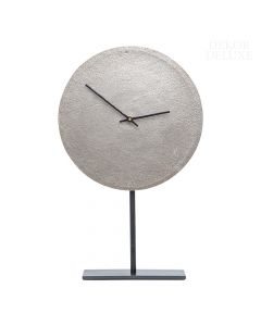 Dekor Deluxe srebrna namizna kovinska ura minimalističnega izgleda na črnem stojalu.