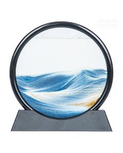 Dekor Deluxe okrogli črni okvir na podstavku, v katerem je pesek, voda in zračni mehurčki, ki s posedanjem peska tvorijo peščene slike.