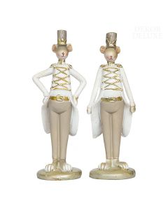 Dekor Deluxe set dveh živalskih figur v obliki miši v uniformah bele in bež barve z zlatimi dodatki.