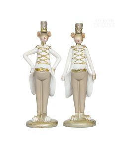 Dekor Deluxe set dveh živalskih figur v obliki miši v uniformah bele in bež barve z zlatimi dodatki.