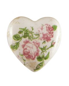 Dekor Deluxe starinsko keramicno srce umazano bele barve potiskano z motivi roznatih vrtnic in in zelenih listov